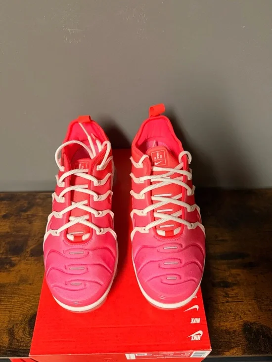 Nike Air VaporMax Plus Pink/White Running Shoes - Picture 2 of 5